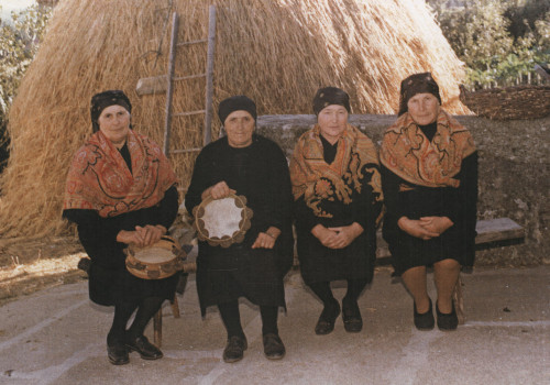 Teresa, Prudencia, Manuela e Adela en Mens (Malpica), en 1982. Fondo da Agrupación Folclórica Aturuxo. Arquivo do Patrimonio Oral da Identidade (APOI) do Museo do Pobo Galego.