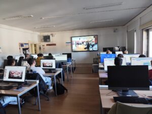 Aula de ASIR na que se proxecta a presentación que trouxo a profesora Helena, de Matosinhos.